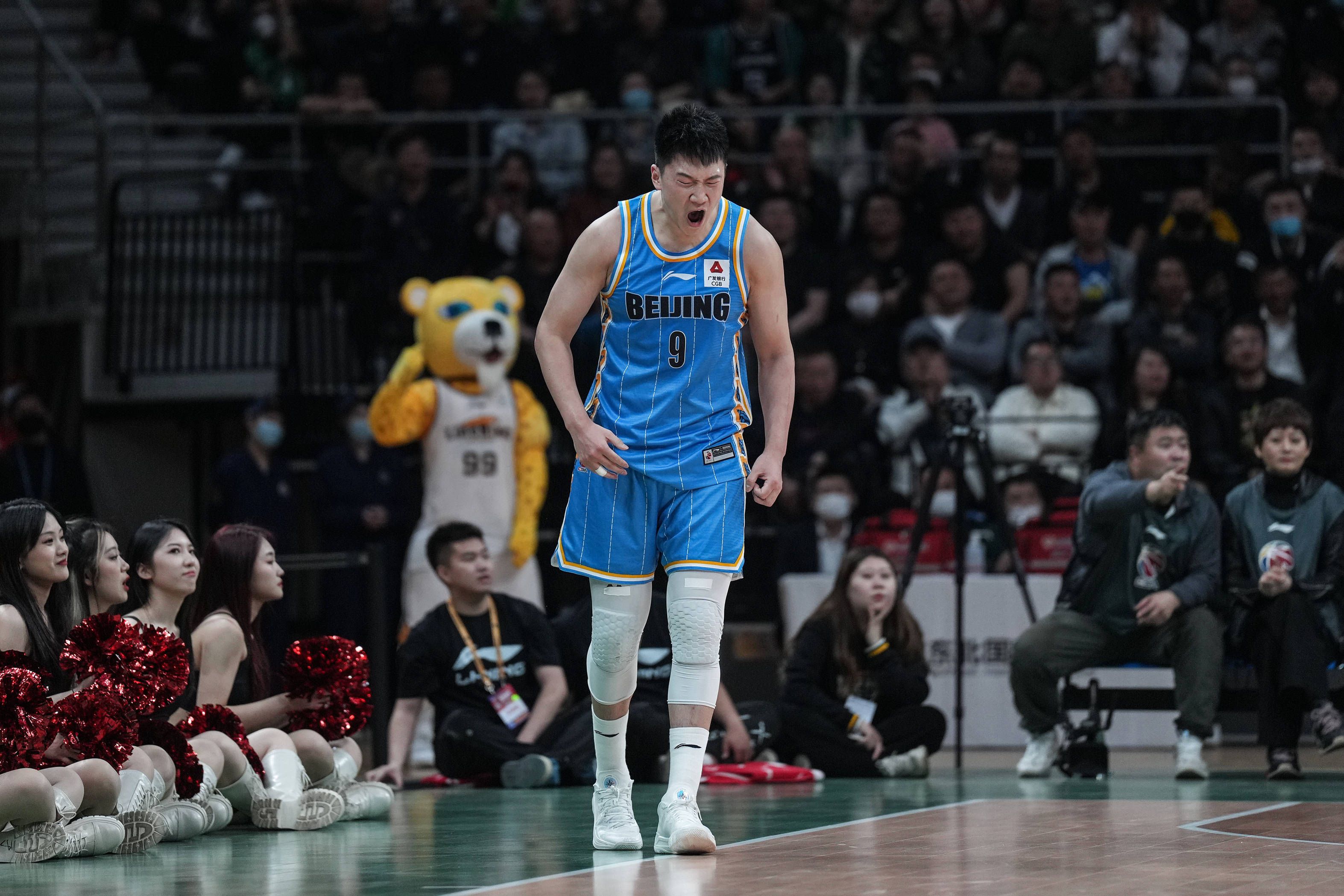 特雷-杨21+13 德罗赞25+6 庄神24+25 公牛送老鹰3连败NBA常规赛公牛主场迎战老鹰，开场后老鹰在进攻端进入状态较慢，公牛在首节尾声一波9-0建立领先。